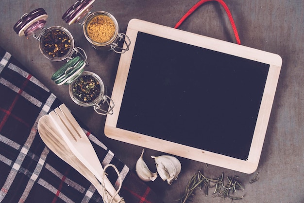 Formularz i kuchnia w tle